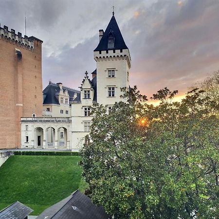 Vue Magique Sur Le Chateau Dans Un Quartier Populaire ポー エクステリア 写真