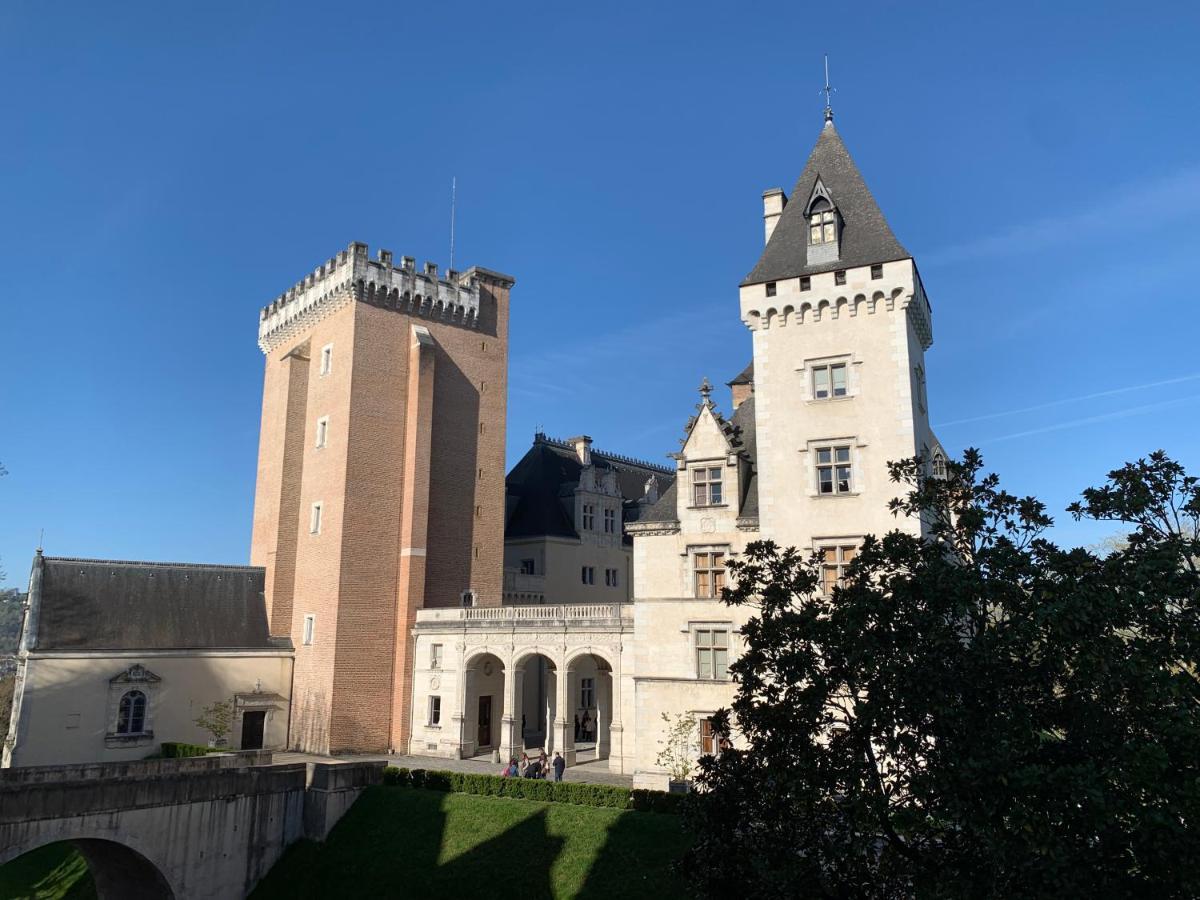 Vue Magique Sur Le Chateau Dans Un Quartier Populaire ポー エクステリア 写真