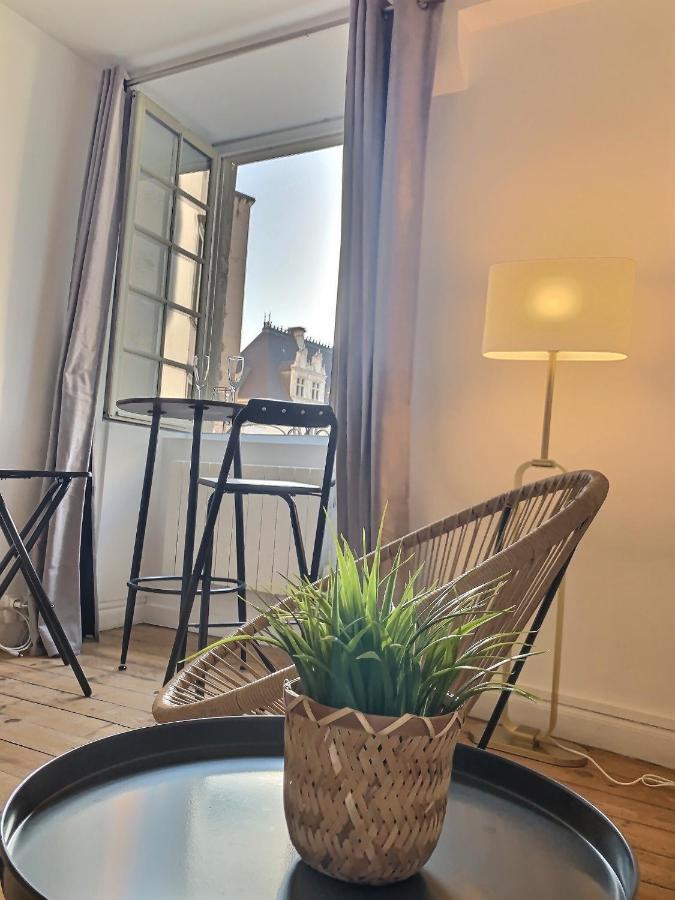 Vue Magique Sur Le Chateau Dans Un Quartier Populaire ポー エクステリア 写真
