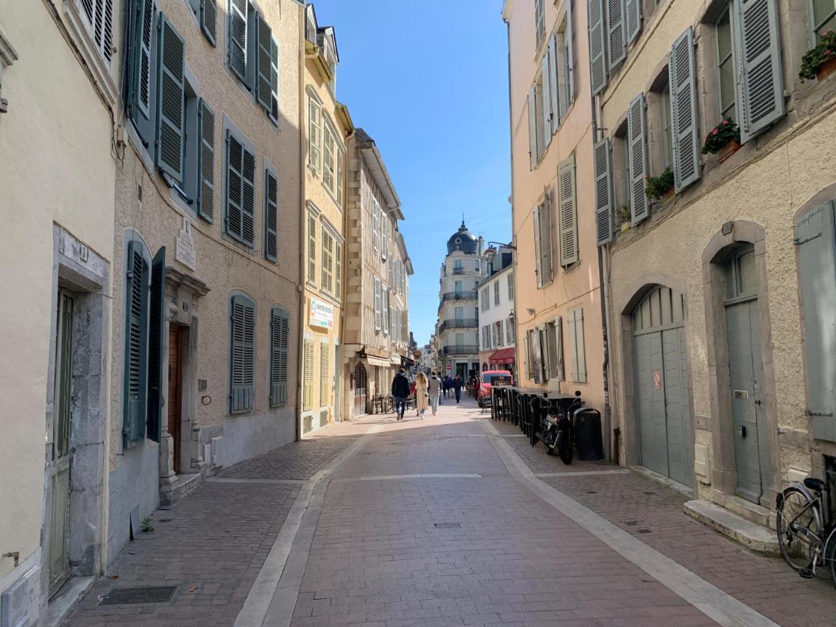 Vue Magique Sur Le Chateau Dans Un Quartier Populaire ポー エクステリア 写真
