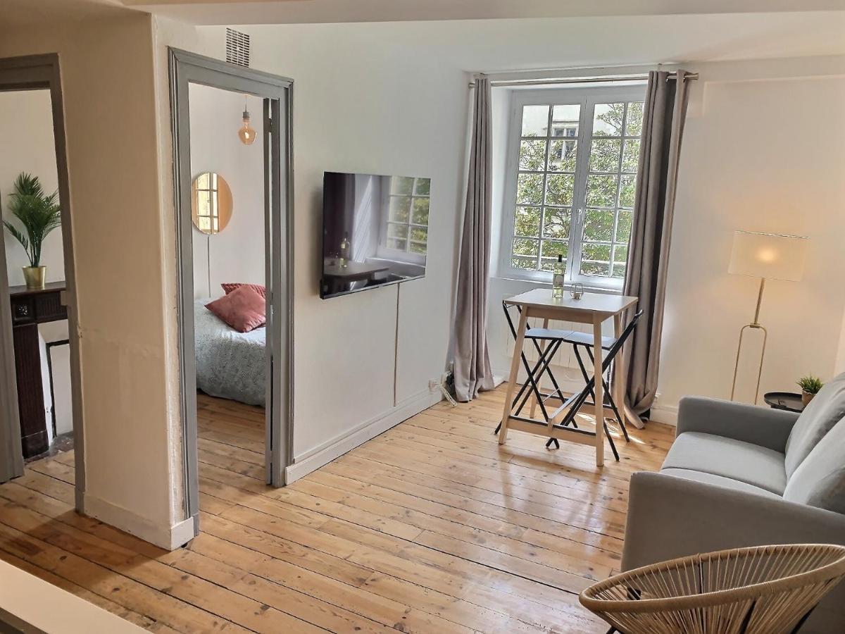 Vue Magique Sur Le Chateau Dans Un Quartier Populaire ポー エクステリア 写真