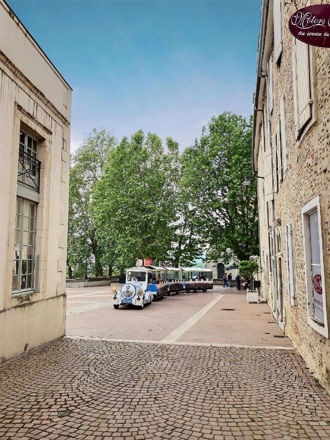 Vue Magique Sur Le Chateau Dans Un Quartier Populaire ポー エクステリア 写真