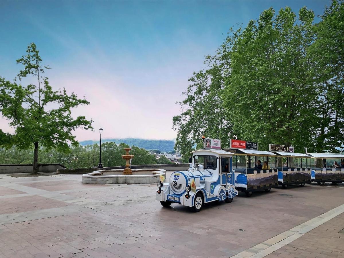 Vue Magique Sur Le Chateau Dans Un Quartier Populaire ポー エクステリア 写真