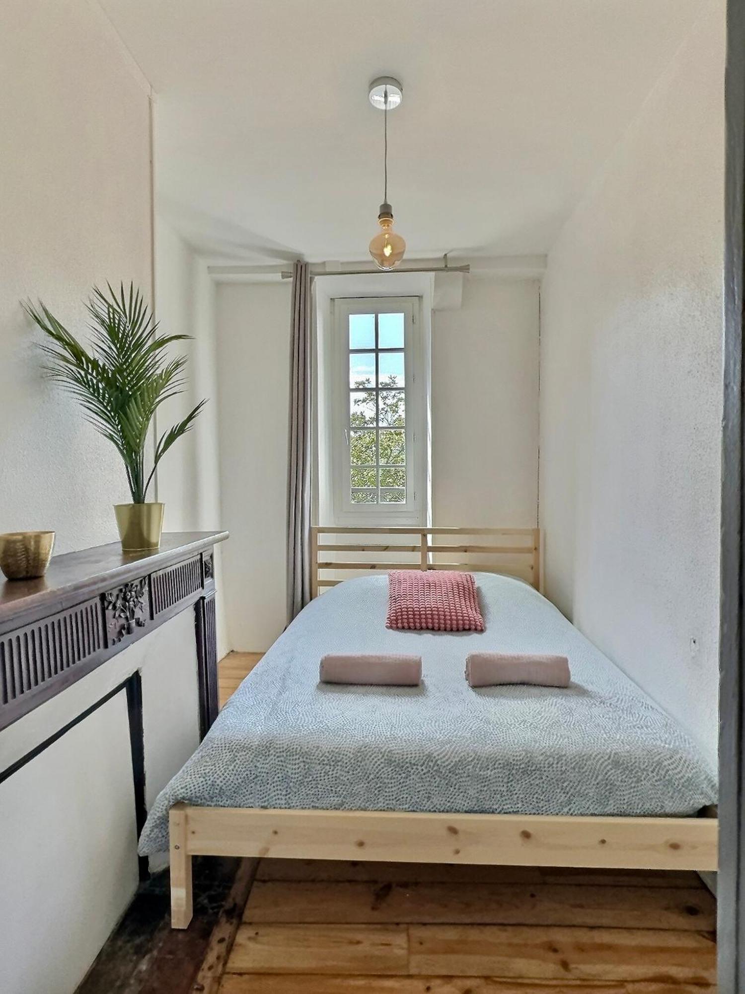 Vue Magique Sur Le Chateau Dans Un Quartier Populaire ポー エクステリア 写真